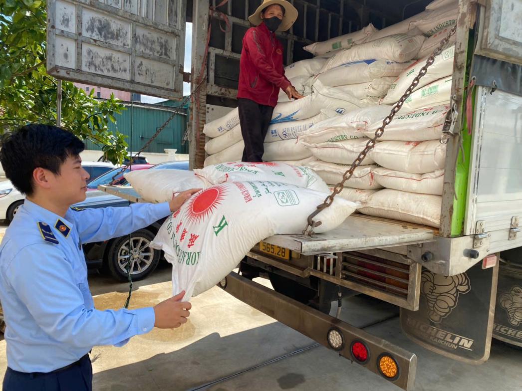 Nghệ An: Phát hiện, tạm giữ 3 tấn đường cát nhập lậu